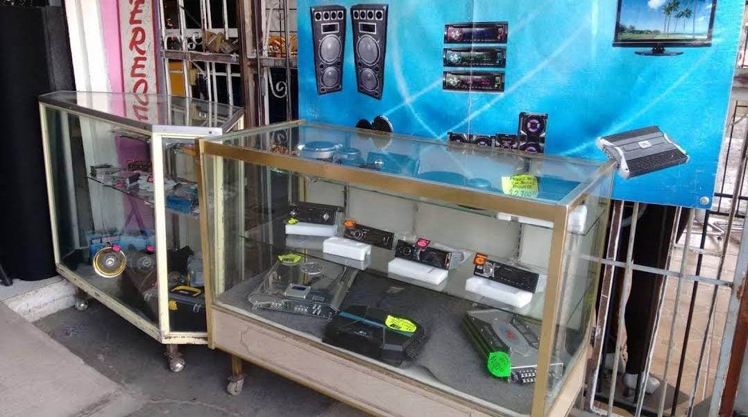 Mostradores con equipos y refacciones en GC Electronics